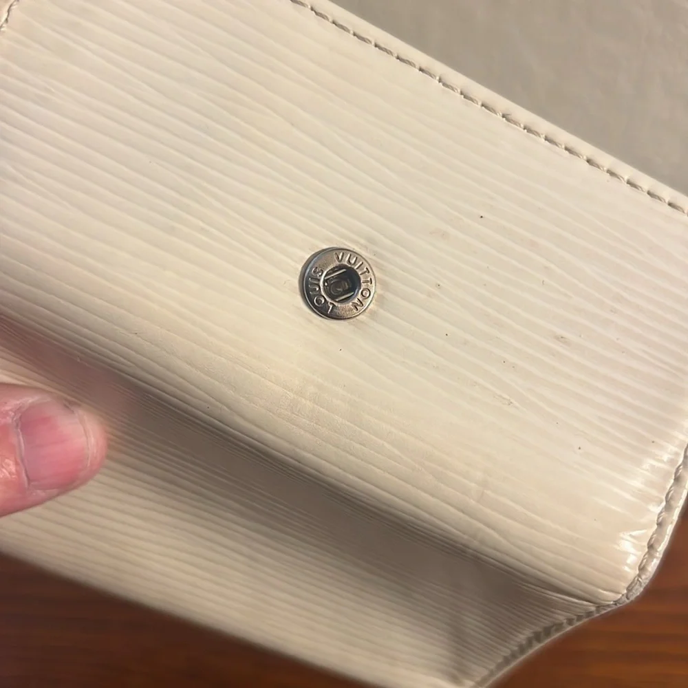 Authentic Louis Vuitton Epi 4 key holder creme CA1097 - Picture 9 of 13